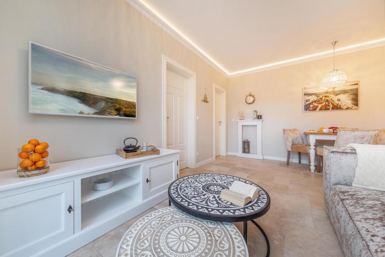 Traumhaus Unter Reet Apartment ซิงสท์ ภายนอก รูปภาพ